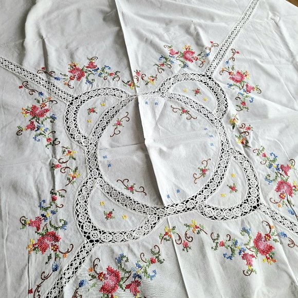 Hand made embroidered cotton table cloth. - Picture 4 of 12